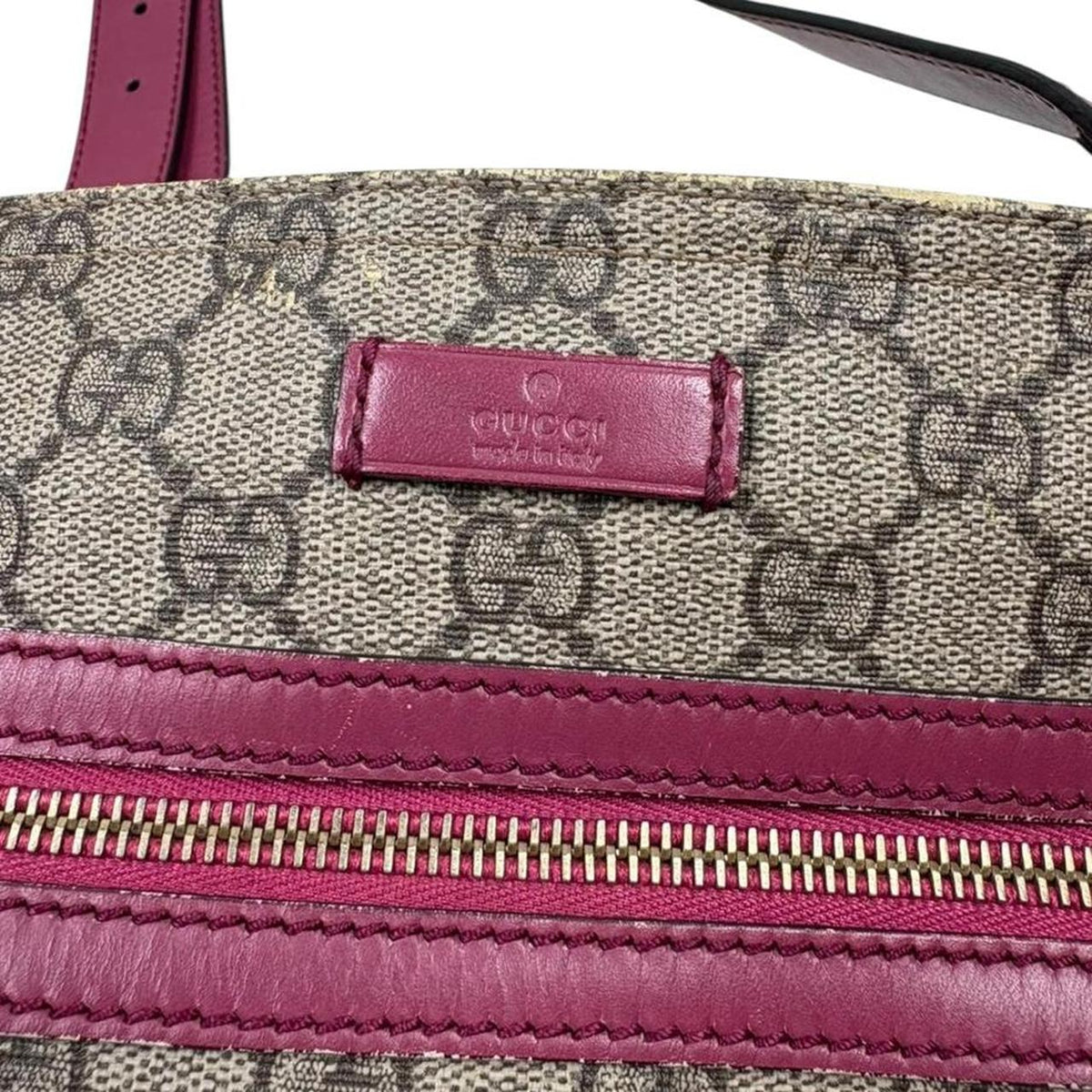 Gucci GG Supreme Monogram Messenger Bag